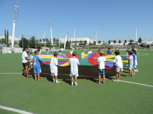 Juegos sobre el cesped del estadio.jpg